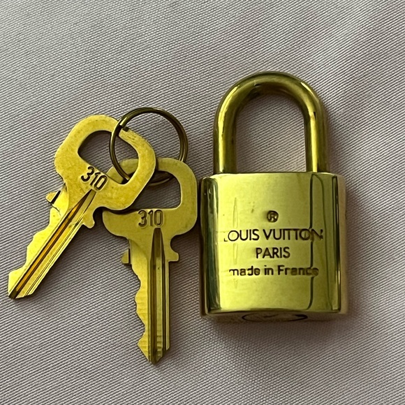 Louis Vuitton lock and keys set - Picture 3 of 5